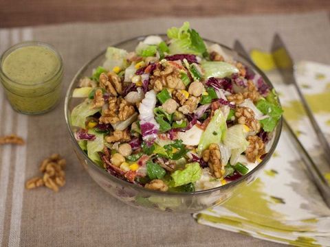 Mediterraner Salat mit Walnuss-Dressing