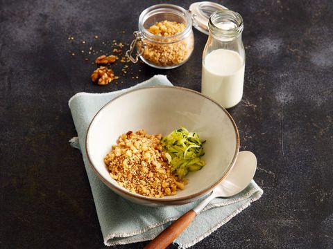 Salziges Walnussgranola à la Müsli mit Ayran & Gurke