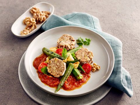 Kalifornisches Walnuss-Tempeh mit Tomatencurry und Okra